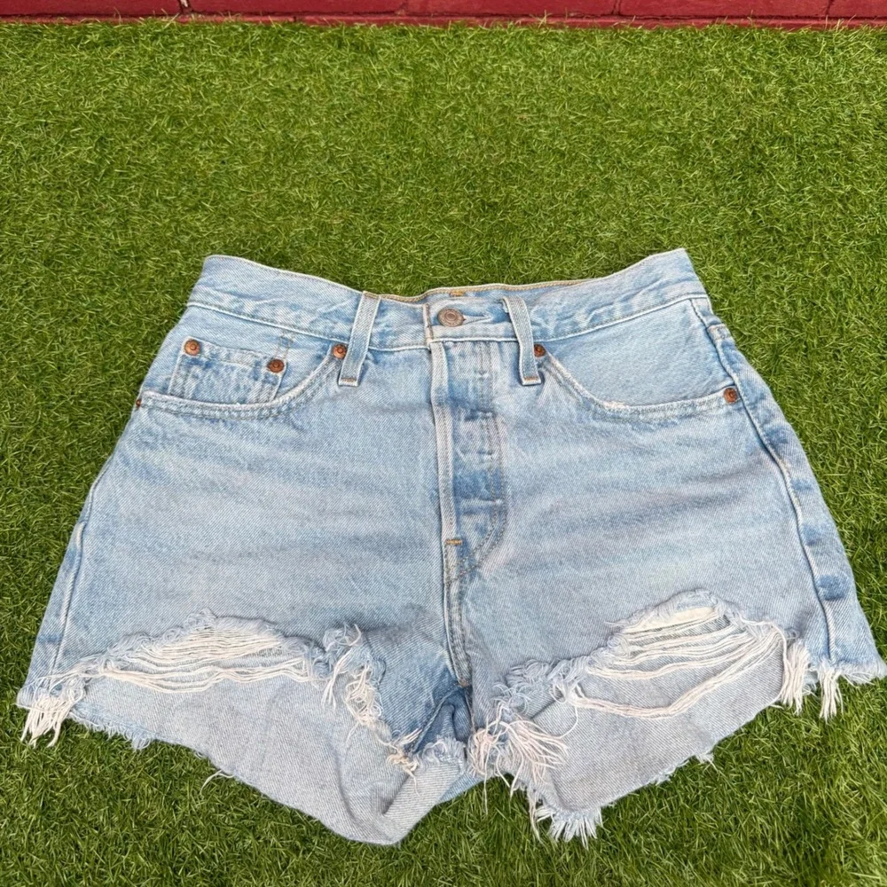 Levis Premium 501 Original Distressed Denim Shorts Button Fly Light Wash Size 26